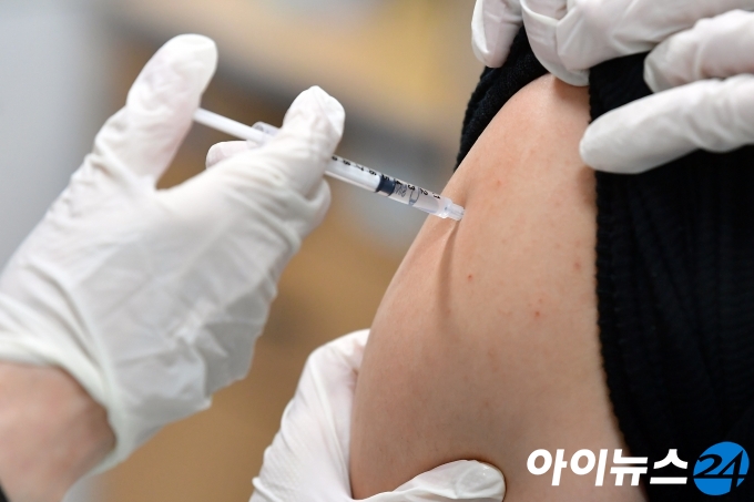 백신 접종이 시행된 첫날인 26일 서울 송파구보건소에서 요양병원 종사자들이 아스트라제네카 백신을 맞고 있다. [사진공동취재단]