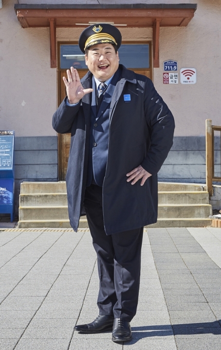 코미디언 김준현이 26일 오후 온라인으로 진행된 MBC 신규 프로그램 '손현주의 간이역' 제작발표회에 참석해 포즈를 취하고 있다. [사진=MBC]