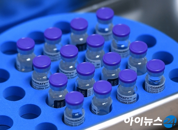 화이자 백신 접종 첫날인 27일 오전 서울  중구 중앙예방접종센터 접종실에 주사기에 소분될 화이자 백신이 놓여있다. 