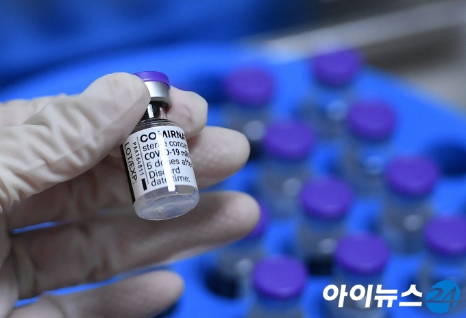 화이자 백신 접종 첫날인 27일 오전 서울  중구 중앙예방접종센터에서 의료진이 백신 소분 준비를 하고 있다.