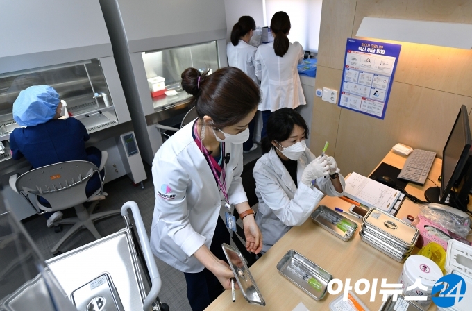 화이자 백신 접종 첫날인 27일 오전 서울  중구 중앙예방접종센터 접종실에서 의료진이 백신이 소분된 주사기를 확인하고 있다.