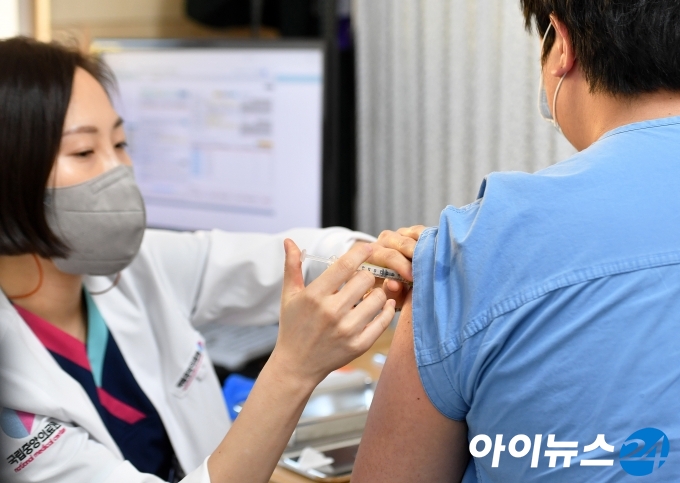 화이자 백신 접종 첫날인 27일 오전 서울  중구 중앙예방접종센터에서 코로나19 환자 치료병원 종사자를 대상으로 백신 접종이 실시되고 있다.