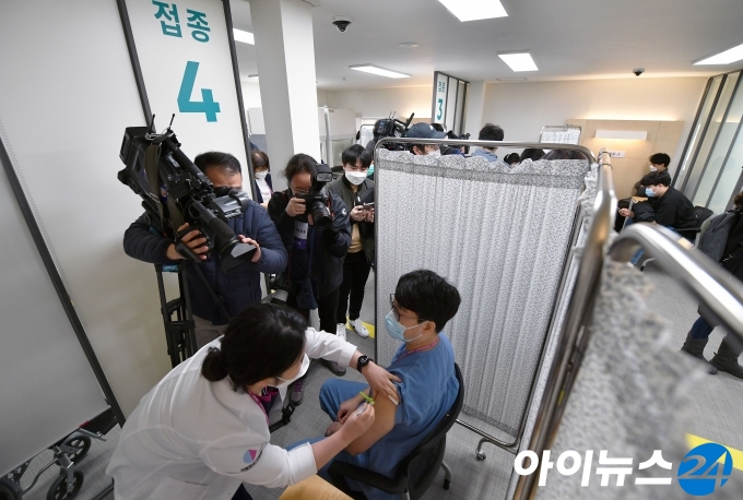 화이자 백신 접종 첫날인 27일 오전 서울  중구 중앙예방접종센터에서 코로나19 환자 치료병원 종사자를 대상으로 백신 접종이 실시되고 있다.