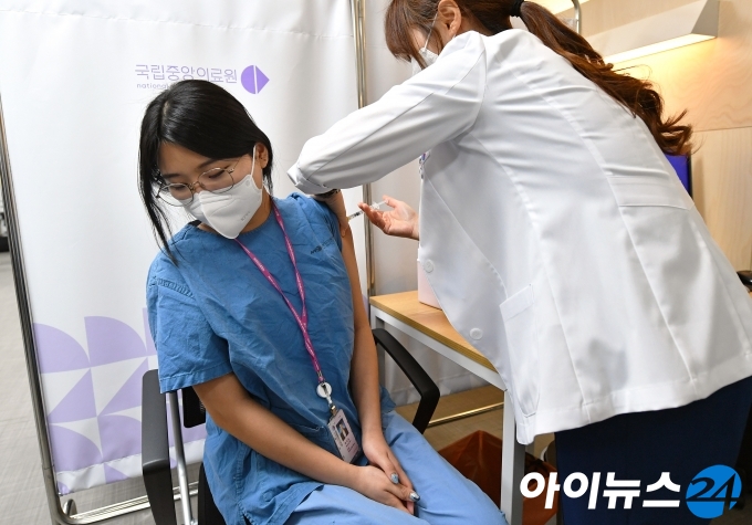 화이자 백신 접종 첫날인 27일 오전 서울  중구 중앙예방접종센터에서 국립중앙의료원 파견 간호사인 박다솜 씨가 백신 접종을 받고 있다.