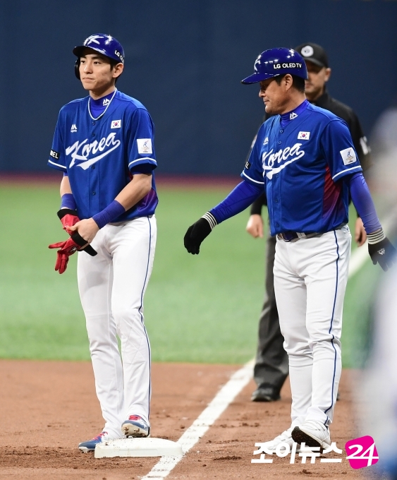 지난 2017년 열린 아시아프로야구챔피언십(APBC) 당시 이정후(왼쪽)와 이종범 코치는 한국 야구대표팀 유니폼을 입고 출전했다. [사진=정소희 기자]