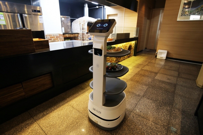LG전자는 로봇 제품을 잇따라 출시하며 시장 선점에 나서고 있다. [사진=LG전자]