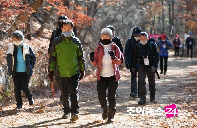 '2020 희망찾기 등산·트레킹 교실'이 참가자들이 오은선 대장과 함께 우이령길을 걷고 있다. [사진=조성우 기자]