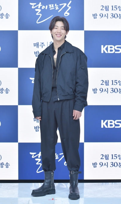 배우 지수가 15일 온라인으로 진행된 KBS 2TV 새 월화드라마 '달이 뜨는 강' 제작발표회에 참석해 포즈를 취하고 있다. [사진=KBS]