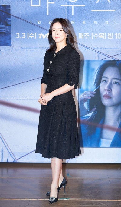 배우 경수진이 3일 온라인으로 진행된 tvN 새 수목드라마 '마우스' 제작발표회에 참석해 포즈를 취하고 있다. [사진=tvN]