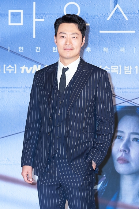 배우 이희준이 3일 온라인으로 진행된 tvN 새 수목드라마 '마우스' 제작발표회에 참석해 포즈를 취하고 있다. [사진=tvN]
