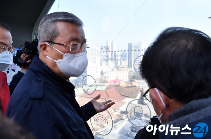 김종인 국민의힘 비상대책위원장이 3일 서울 용산구 서계동 일대를 방문해 도시재생사업 현장을 둘러보고 있다.
