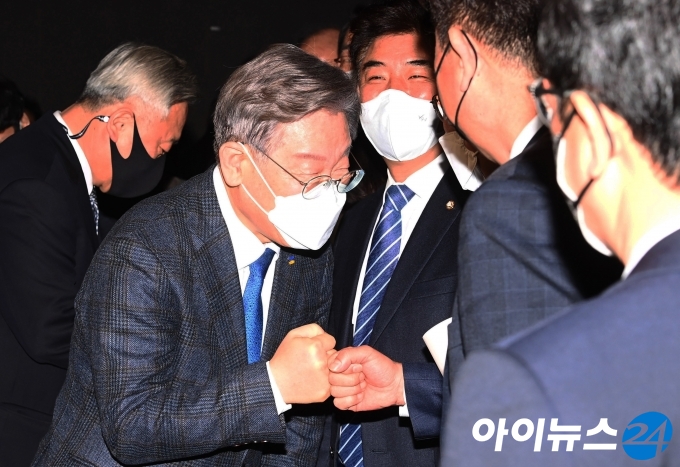 이재명 경기도지사가 3일 오전 서울 영등포구 콘래드호텔에서 열린 경기지역 국회의원 정책협의회에서 참석 의원들과 인사를 나누고 있다.