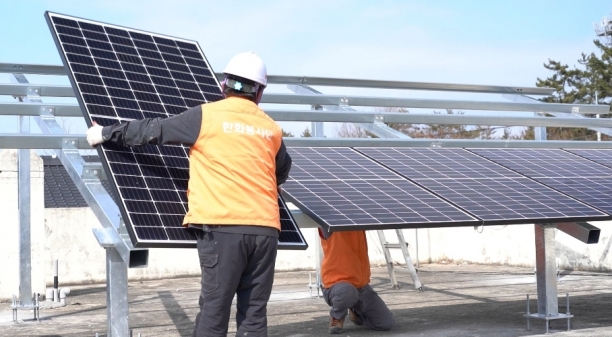  사회복지법인 소전원에 태양광 발전설비 설치하는 모습. [한화]