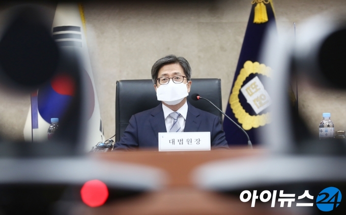 김명수 대법원장이 4일 서울 서초구 대법원에서 열린 전국 법원장회의에서 인사말을 하고 있다. [사진공동취재단]