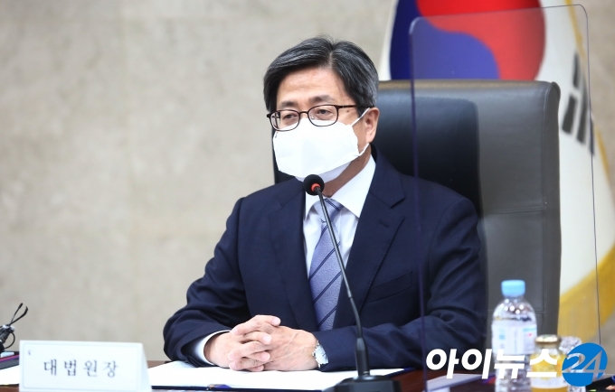 김명수 대법원장이 4일 서울 서초구 대법원에서 열린 전국 법원장회의에서 인사말을 하고 있다. [사진공동취재단]