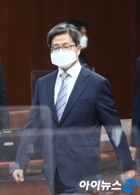 김명수 대법원장이 4일 서울 서초구 대법원에서 열린 전국 법원장회의에 참석하고 있다. [사진공동취재단]