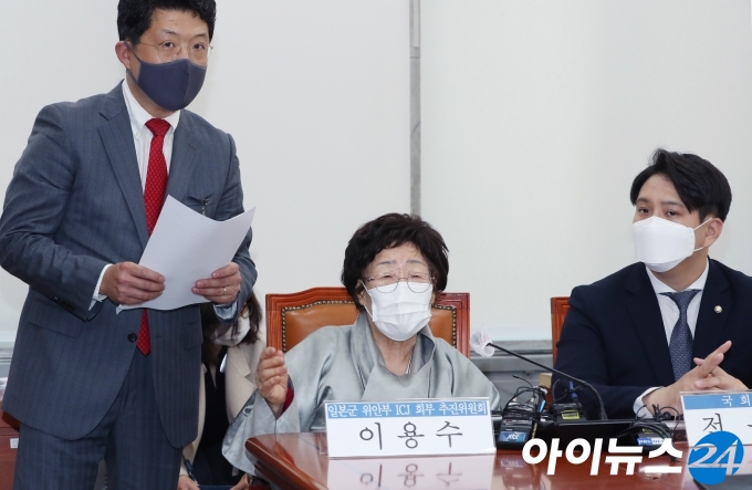 일본군 위안부 피해자이자 인권활동가인 이용수 할머니가 5일 오후 국회에서 기자회견을 열고 위안부 문제의 국제사법재판소(ICJ) 제소를 요청하고 있다. 오른쪽은 전용기 더불어민주당 의원.