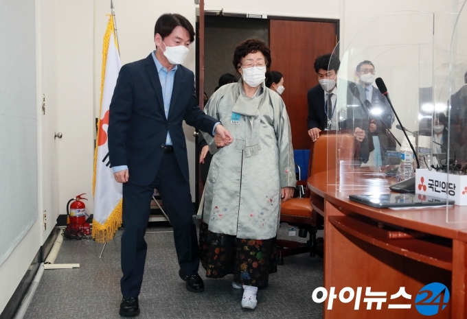 안철수 국민의당 대표가 5일 오후 서울 여의도 국민의당 대표실을 방문한 일본군 위안부 피해자이자 인권활동가인 이용수 할머니를 자리로 안내하고 있다. 