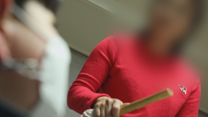 '궁금한 이야기Y'에서 공부방 선생님의 폭행을 폭로한다.  [사진=SBS]