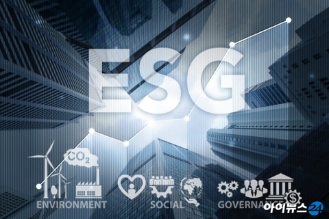 ESG는 경영 패러다임에 엄청난 변화를 주고 있다. 애플 등 글로벌 기업들이 거래처 설정의 척도로 적용 중이고 세계적 평가기관인 무디스는 국가별 ESG 경쟁력을 평가하고 있다. 모건스탠리나 블랙록 등 글로벌 투자기관뿐 아니라 국민연금도 ESG를 중요한 투자지표로 삼고 있다. [그래픽=조은수기자]