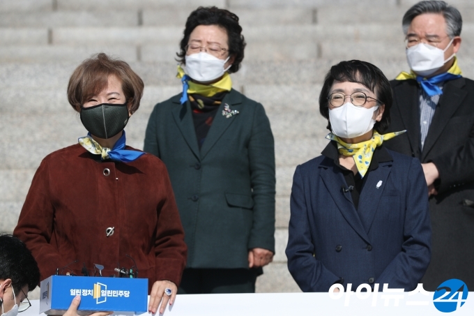 손혜원 전 더불어민주당 의원이 8일 서울 여의도 국회에서 열린 '김진애 후보 필승 출정식'에서 발언을 하고 있다.