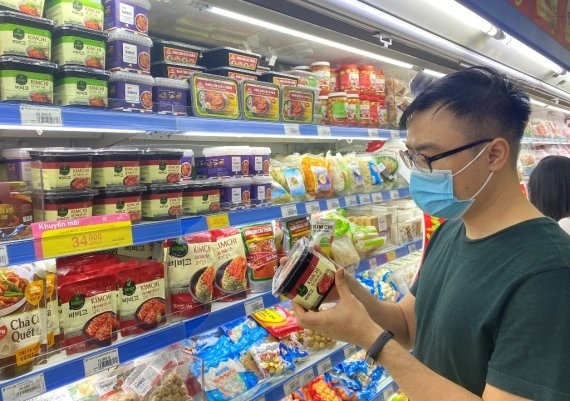 베트남 소비자가 마트 내 비비고 김치 판매 코너에서 김치를 살펴보고 있다. [사진=CJ제일제당]