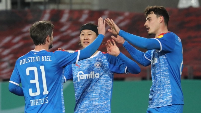 독일 분데스리가2(2부리그) 홀슈타인 킬에서 뛰고 있는 이재성(가운데)이 9일(한국시간) 열린 함부르크와 원정 경기에서 리그 5호골을 넣었다. 