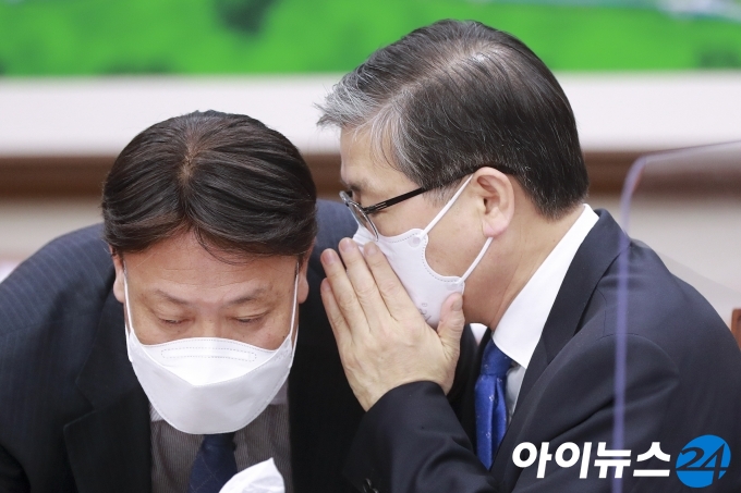 변창흠 국토교통부 장관이 9일 오후 서울 여의도 국회에서 열린 국토교통위원회 전체회의를 앞두고 관계자와 대화를 나누고 있다.