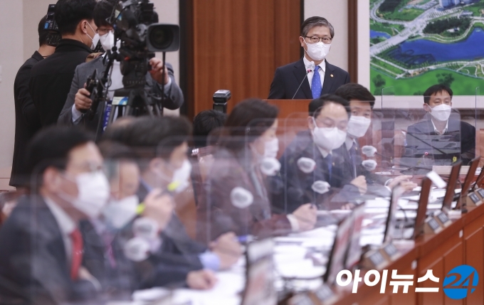 변창흠 국토교통부 장관이 9일 오후 서울 여의도 국회에서 열린 국토교통위원회 전체회의에서 현안보고를 하고 있다.
