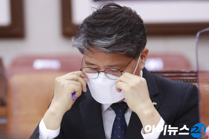 장충모 한국토지주택공사 사장 직무대행이 9일 오후 서울 여의도 국회에서 열린 국토교통위원회 전체회의에서 마스크를 고쳐쓰고 있다.