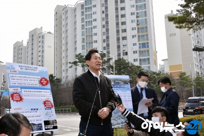 오세훈 국민의힘 서울시장 후보가 9일 오전 서울 강서구 내발산동 발산근린공원에서 SH분양원가은폐 의혹과 관련해 입장을 발표하면서 천준호 더불어민주당 의원이 주장한 땅투기의혹 주장을 부인하고 여당과 박영선 후보에 관해 강도높게 비판하고 있다. [국회사진취재단]