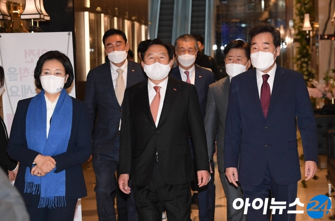 이낙연 상임선대위원장(오른쪽부터), 김기문 중기중앙회장,  박영선 서울시장 후보가 10일 서울 영등포구 KBIZ중소기업중앙회에서 열린 중소기업·소상공인 타운홀 미팅에 참석하고 있다.