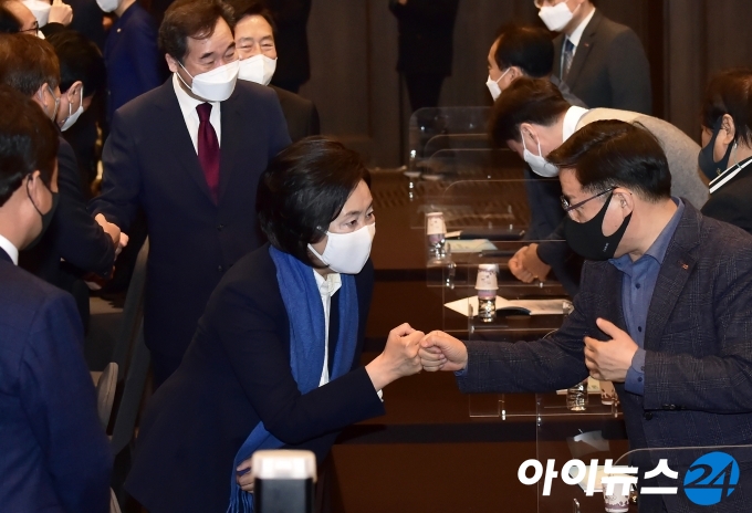 이낙연 상임선대위원장ㆍ박영선 서울시장 후보, 김기문 중기중앙회장이 10일 서울 영등포구 은행로 KBIZ중소기업중앙회에서 열린 중소기업·소상공인 타운홀 미팅에 참석, 중소기업 임원들과 인사를 나누고 있다. 