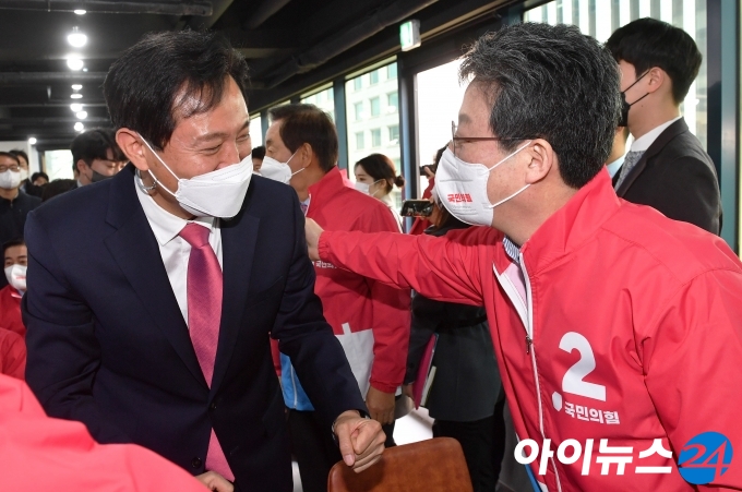 국민의힘 오세훈 서울시장 후보가 11일 서울 여의도 중앙당사에서 열린 4.7 보궐선거 서울선거대책위원회 발대식에서 유승민 공동선대위원장과 인사하고 있다.