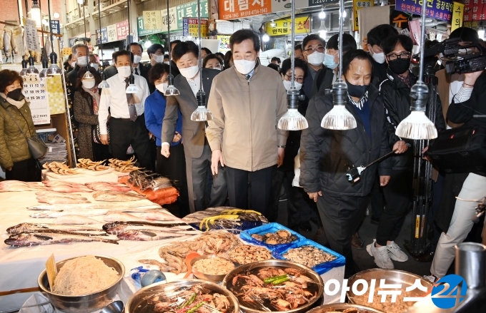 이낙연 더불어민주당 상임선대위원장이 11일 서울 종로구 광장시장을 방문해 신종 코로나바이러스 감염증(코로나19) 여파로 어려워진 상권 현장을 둘러보고 있다. [국회사진취재단]