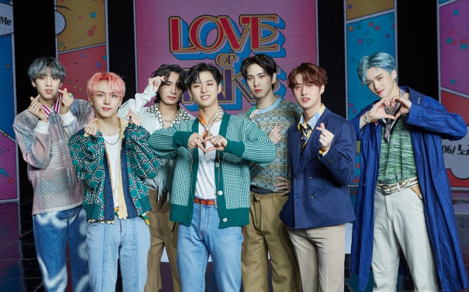 그룹 펜타곤의 열한 번째 미니앨범 'LOVE or TAKE' 발매 기념 미디어 쇼케이스가 15일 온라인으로 진행됐다. 펜타곤이 포즈를 취하고 있다. [사진=큐브엔터테인먼트]