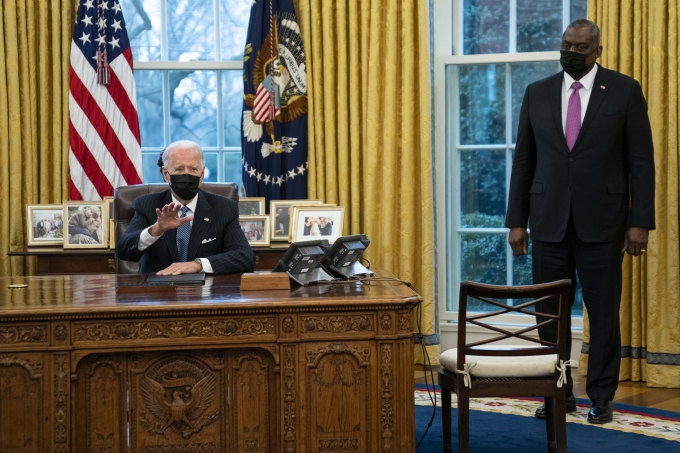 조 바이든 미국 대통령이 백악관 집무실에서 로이드 오스틴 국방장관이 배석한 가운데 발언하고 있다.  [사진=AP/뉴시스]