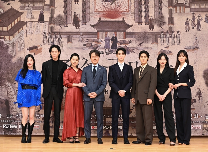 17일 온라인으로 진행된 SBS 새 월화드라마 '조선구마사' 제작발표회에서 출연배우들이 포토타임을 갖고 있다. [사진=SBS]