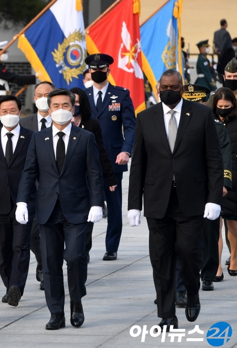 서욱 국방부 장관과 로이드 오스틴 미국 국방부 장관이 18일 서울 동작구 국립서울현충원을 참배하고 있다.