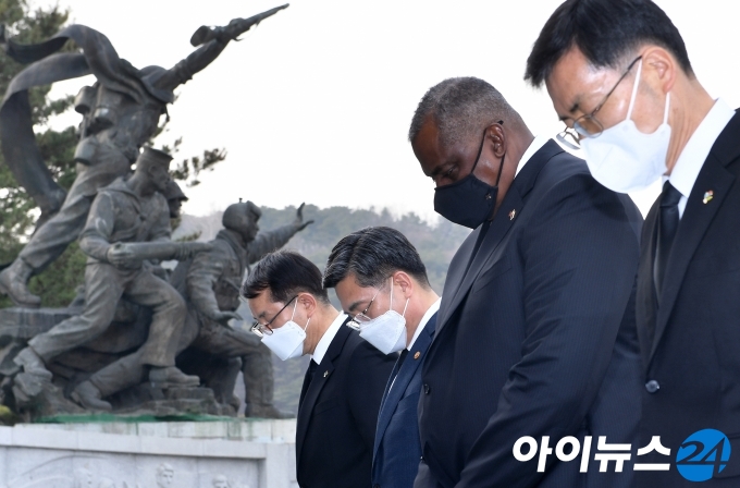 서욱 국방부 장관과 로이드 오스틴 미국 국방부 장관이 18일 서울 동작구 국립서울현충원을 참배하고 있다.