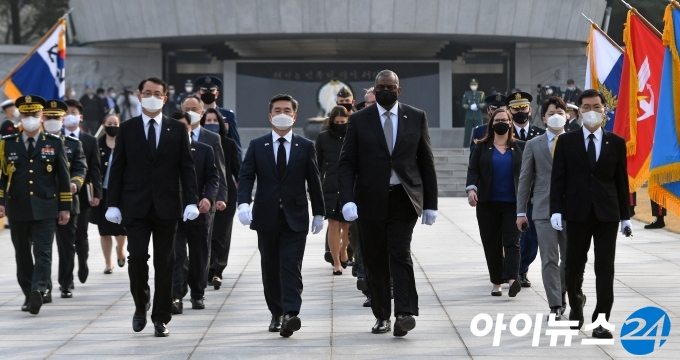 서욱 국방부 장관과 로이드 오스틴 미국 국방부 장관이 18일 서울 동작구 국립서울현충원을 참배한 뒤 나서고 있다.
