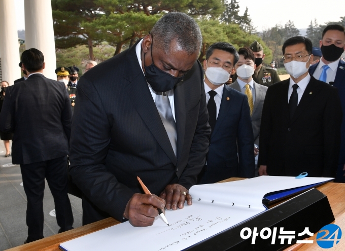 로이드 오스틴 미국 국방부 장관이 18일 서울 동작구 국립서울현충원을 서욱 국방부 장관과 함께 참배한 뒤 방명록을 작성하고 있다.