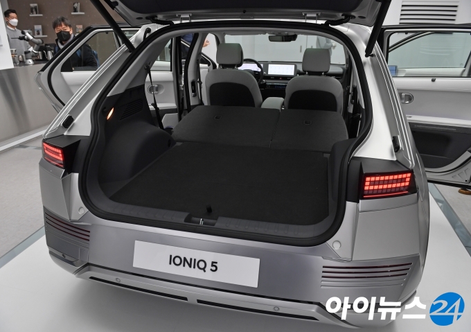 현대자동차가 지난 17일 서울 용산구 아이오닉5 스퀘어에서 첫 전용 플랫폼 E-GMP 전기차 아이오닉5를 공개했다.