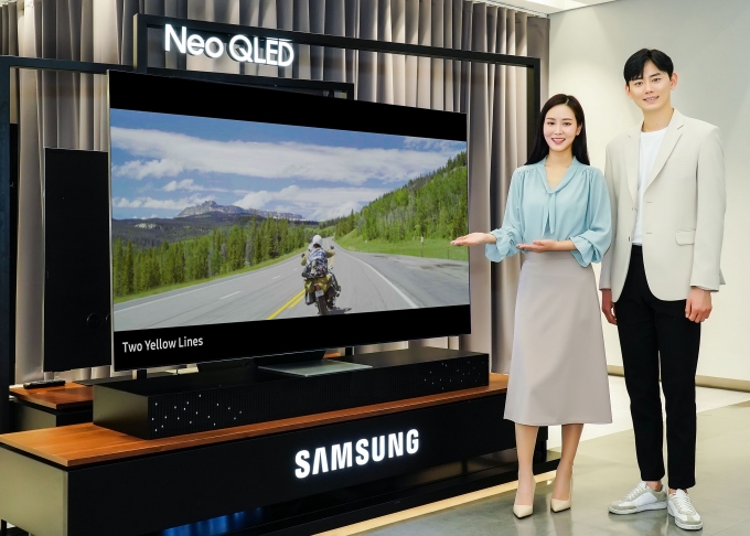 삼성전자가 최근 출시한 '네오 QLED 8K' 제품이 TV 업계 최초로 와이파이(Wi-Fi) 6E 인증을 받았다. [사진=삼성전자]
