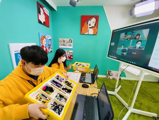 CJ올리브네트웍스 본사에서 SW창의캠프 강사가 제주중학교 학생들을 대상으로 비대면 AI·SW 디지털 교육을 진행하고 있는 모습. [사진=CJ올리브네트웍스]