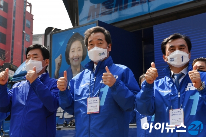 이낙연 더불어민주당 상임선대위원장이 4.7재보궐선거 공식 선거운동 첫날인 25일 서울 구로구 구로디지털단지 지플러스타워 앞에서 열린 박영선 더불어민주당 서울시장 후보 유세 출정식에서 엄지손가락을 들어 보이고 있다.