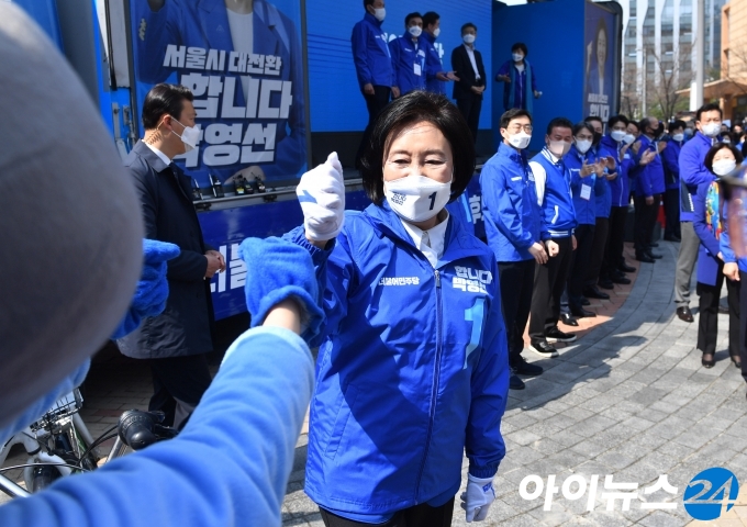 박영선 더불어민주당 서울시장 후보가 4.7재보궐선거 공식 선거운동 첫날인 25일 서울 구로구 구로디지털단지 지플러스타워 앞에서 열린 유세 출정식에서 선거운동원과 인사하고 있다.