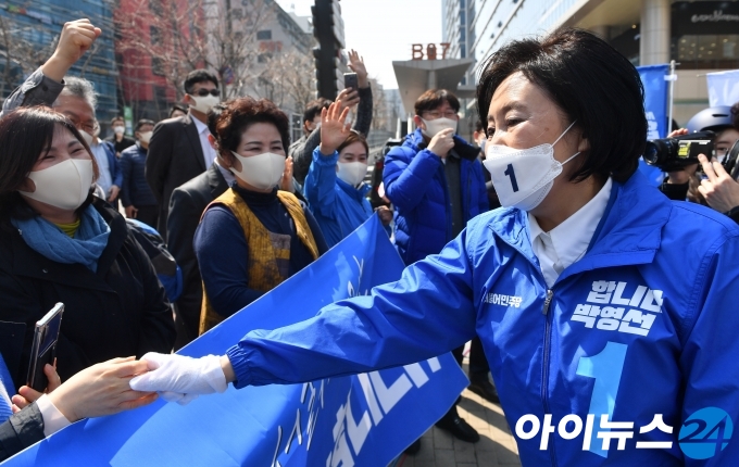 박영선 더불어민주당 서울시장 후보가 4.7재보궐선거 공식 선거운동 첫날인 25일 서울 구로구 구로디지털단지 지플러스타워 앞에서 열린 유세 출정식에 참석하며 지지자들과 인사하고 있다.