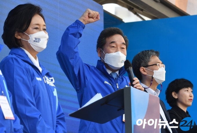 이낙연 더불어민주당 상임선대위원장이 4.7재보궐선거 공식 선거운동 첫날인 25일 서울 구로구 구로디지털단지 지플러스타워 앞에서 열린 박영선 더불어민주당 서울시장 후보 유세 출정식에서 연설을 하고 있다.