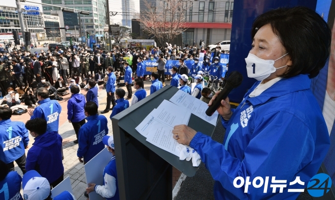 박영선 더불어민주당 서울시장 후보가 4.7재보궐선거 공식 선거운동 첫날인 25일 서울 구로구 구로디지털단지 지플러스타워 앞에서 열린 유세 출정식에서 연설을 하고 있다.